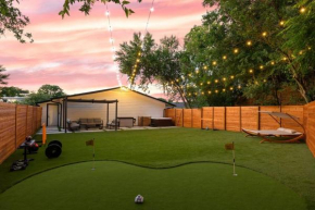 Walk to Zilker! King Bed, Putting Green, Hot Tub!